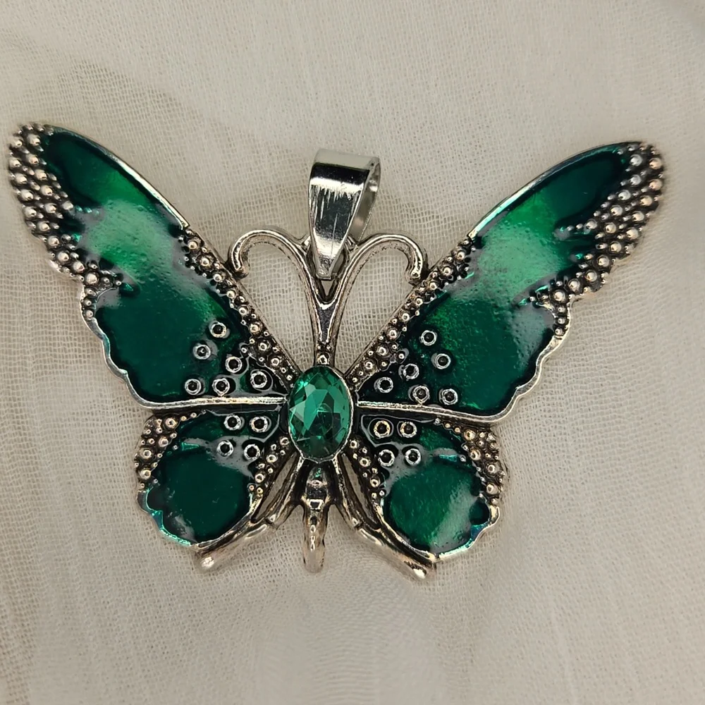 Elegant Green Butterfly Ribbon Pendant Necklace - Picture 2 of 4